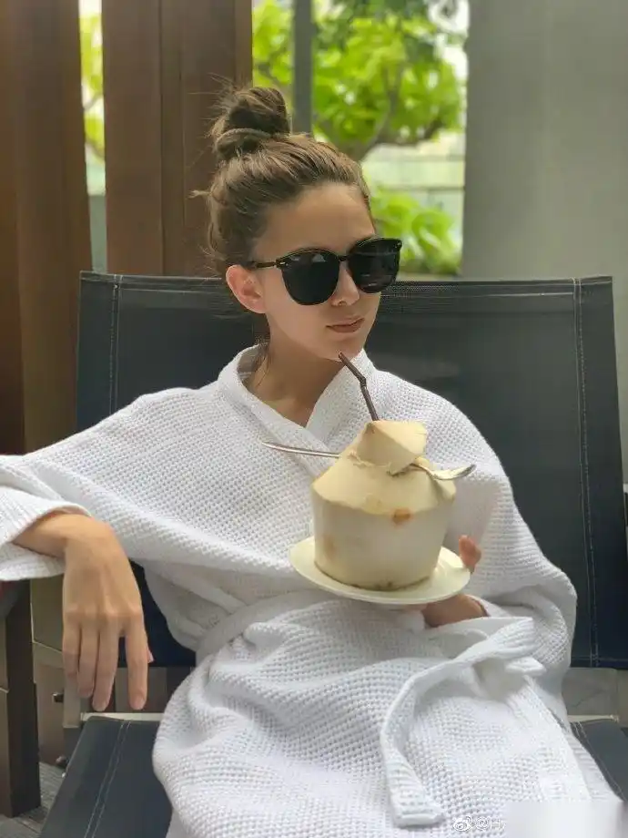 今天昆凌在ins晒出一组美照,其中几张昆凌戴上假发片,尝试短刘海造型