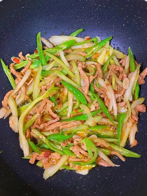 09食材:瘦肉,西芹7815芹菜肉丝做法11566辣椒斜着切片,蒜