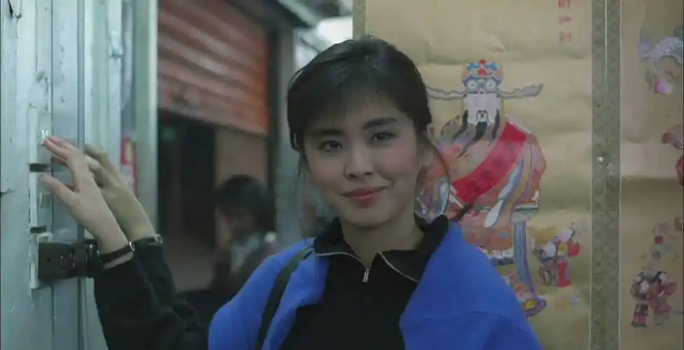 不光如此,在一次拍摄的时候,王祖贤私下跟助手聊天吐槽:男主角怎么