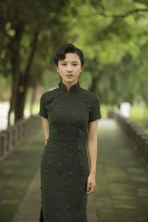 杨子姗《红蔷薇》旗袍亮相 首演谍战剧跨度30岁