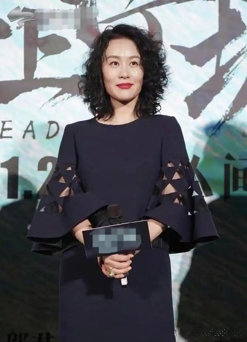 邬君梅泡面头造型