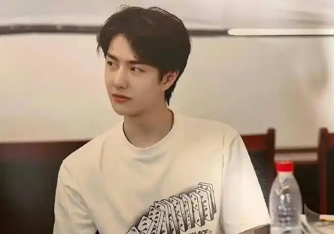 王一博冰雨火剧本围读旧照##王一博冰雨火##王一博滑板运动推广大使