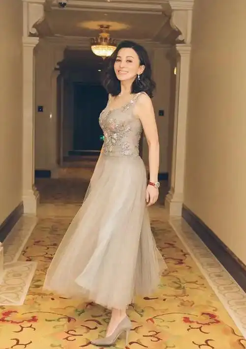 被53岁雪姨王琳惊艳到穿背心裙变水蜜桃齐肩卷发性感又迷人