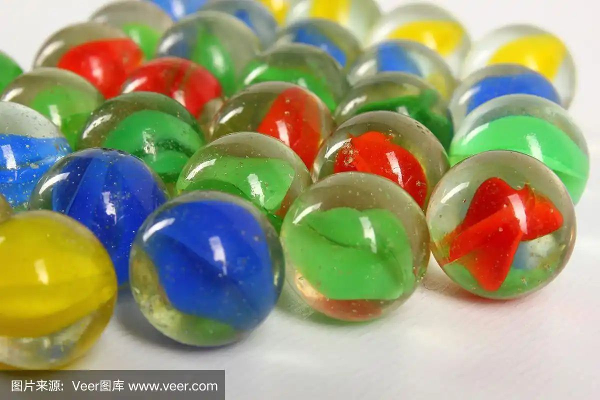 蓝色,红色,黄色和绿色的弹珠