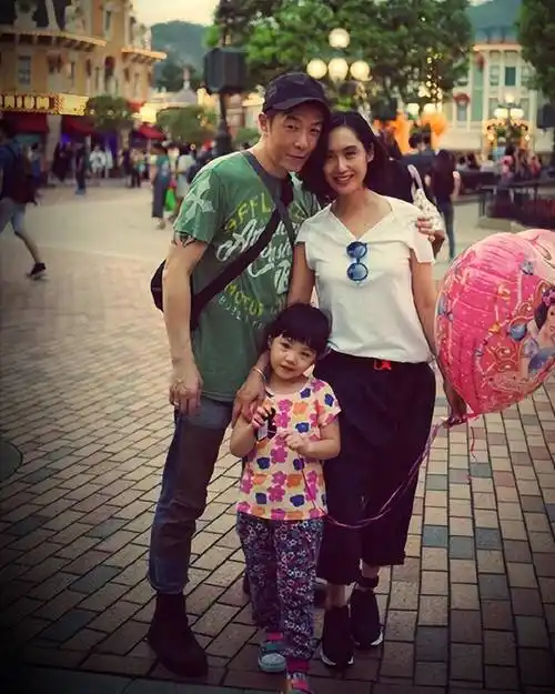 朱茵一家三口同框!