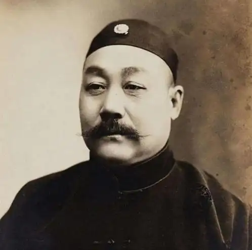 冯玉祥将军的传奇经历颇为复杂,因为其曾多次倒戈,故有人称其为"倒戈