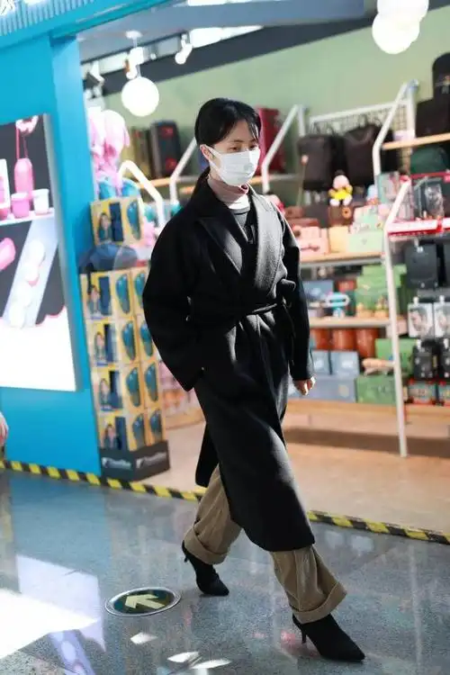 43岁孙莉生完三胎凭什么还能被称为辣妈?她的衣品就是最好的答案