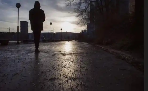 一个男人孤独沧桑背影图片