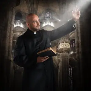 挤眉弄眼神父在教堂里祈祷照片