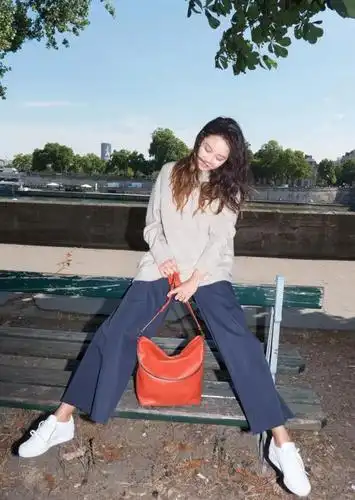 在高腰阔腿牛仔裤回潮之前,孔姐姐就在《没关系,是爱情啊》里穿着和