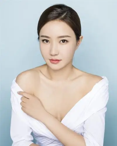 韩雨芹最新写真仙气迷人 时尚v领上演香肩诱惑