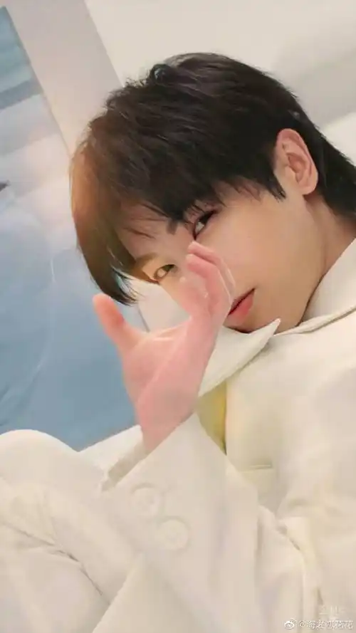 华晨宇花式比心又出新品最美好的寓意一起送给火星人