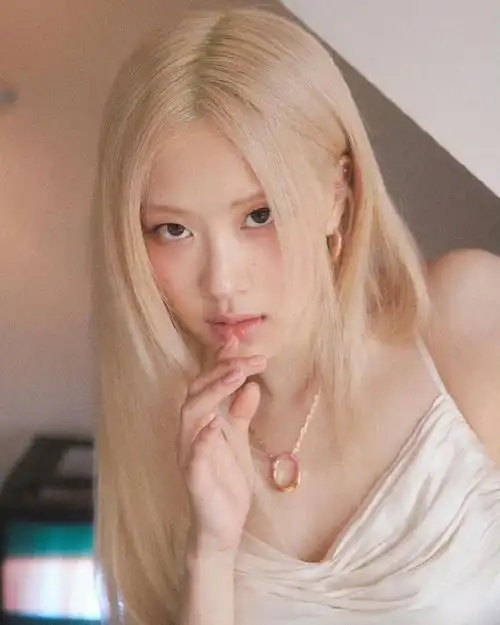 tiffany lock rosé edition系列图片独属于@roses_are_rosie的风格