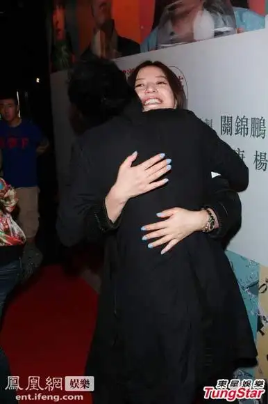 赵薇热拥古巨基 (点击图片进入下一页) 5月31日,香港,赵薇导演处女作