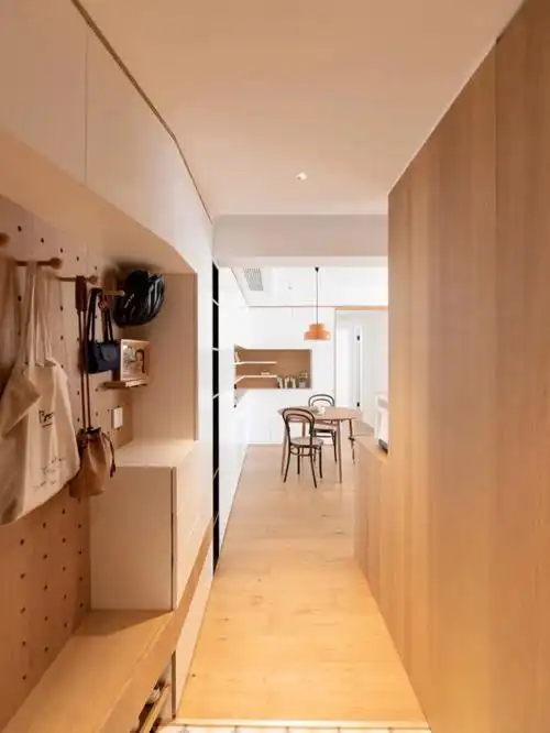 客厅不要茶几电视,是真的显大;原木色的线条穿插在白色为底的公共区内