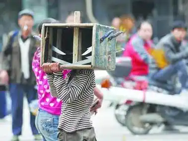 10龄童街头表演斩首近乎自残市民不忍图