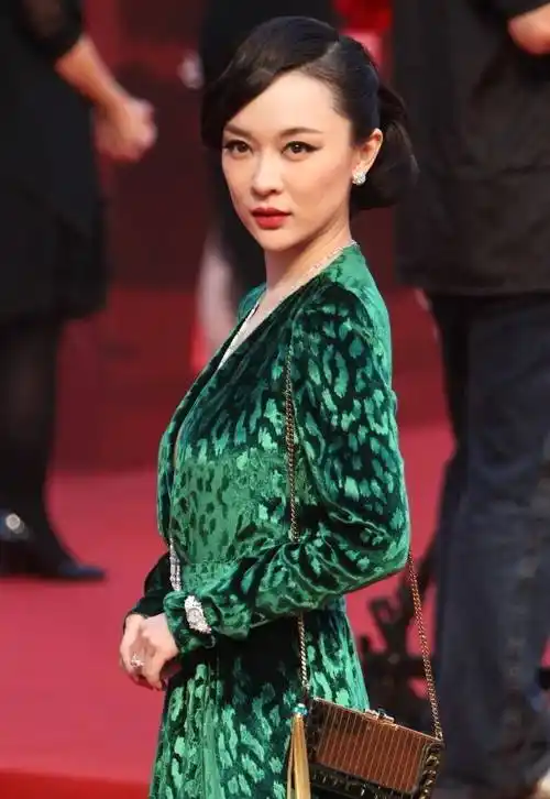 40岁霍思燕真苗条,穿深v礼服秀玲珑身段,配复古红唇典雅大方_造型