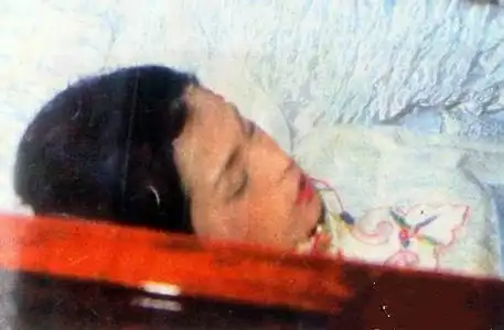 香港女演员翁美玲,穿旗袍下葬,遗容万分安详!