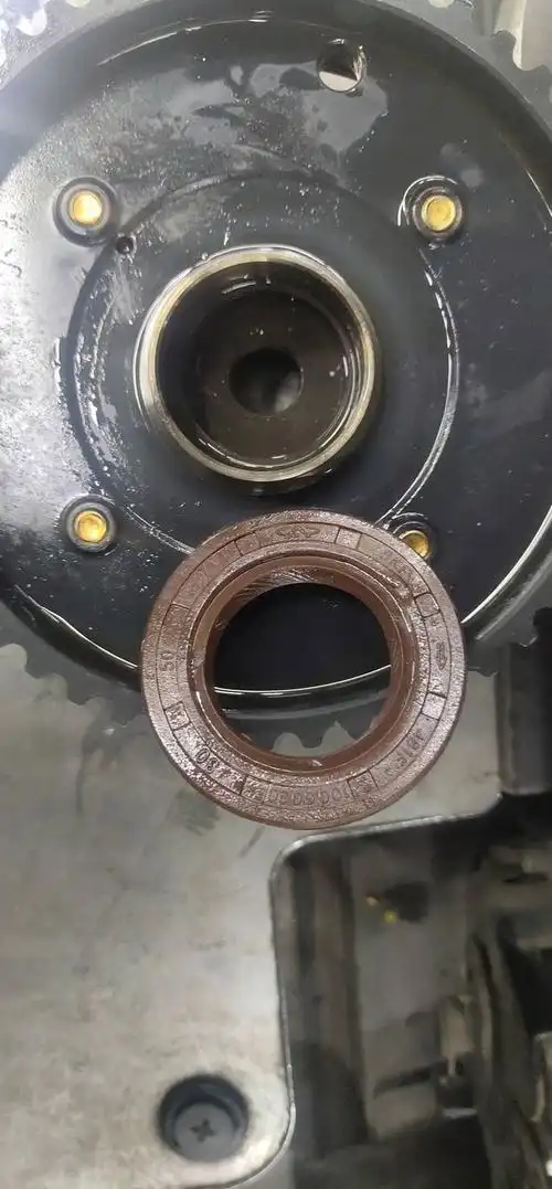 2014年奇瑞瑞虎5凸轮轴油封漏油