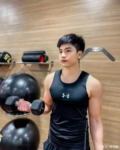 爱健身的小鲜肉,颜值在线,肌肉壮实,小奶狗化身小狼狗