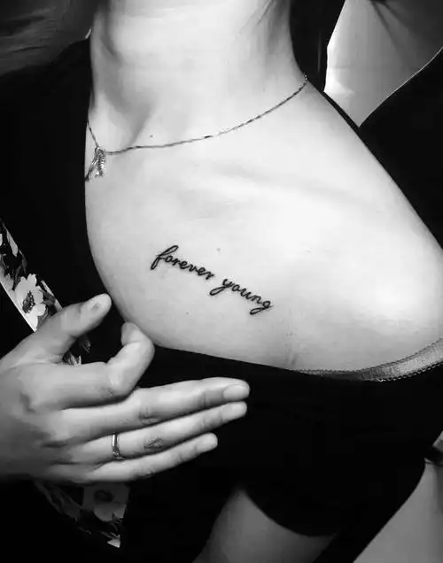 胸口英文纹身图片