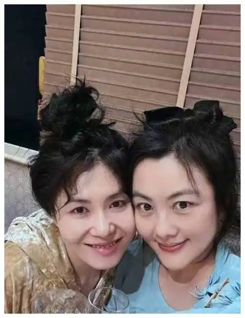 49岁李健高调秀恩爱,与妻子孟小蓓首次高清正脸曝光,笑容灿烂_生活