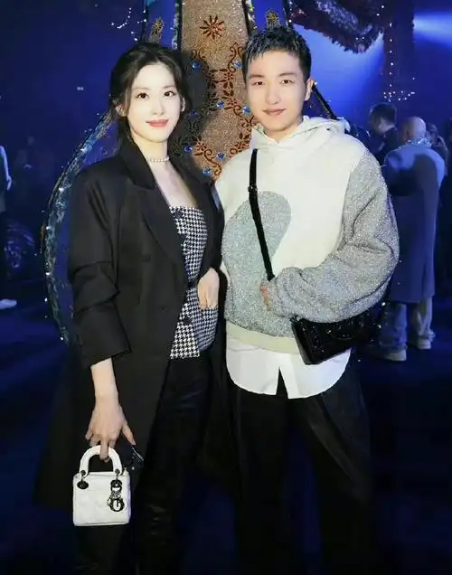 章泽天巴黎时装周生图##章泽天看秀生图