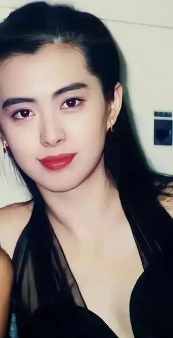 王祖贤,泳装照再掀热潮,笑容甜美迷人