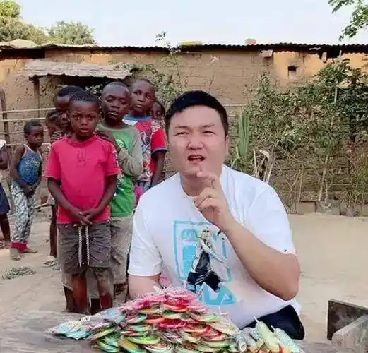 网红小胖闯非洲疑被同行刺伤,抢救无效身亡,遇刺现场视频曝光_阿云