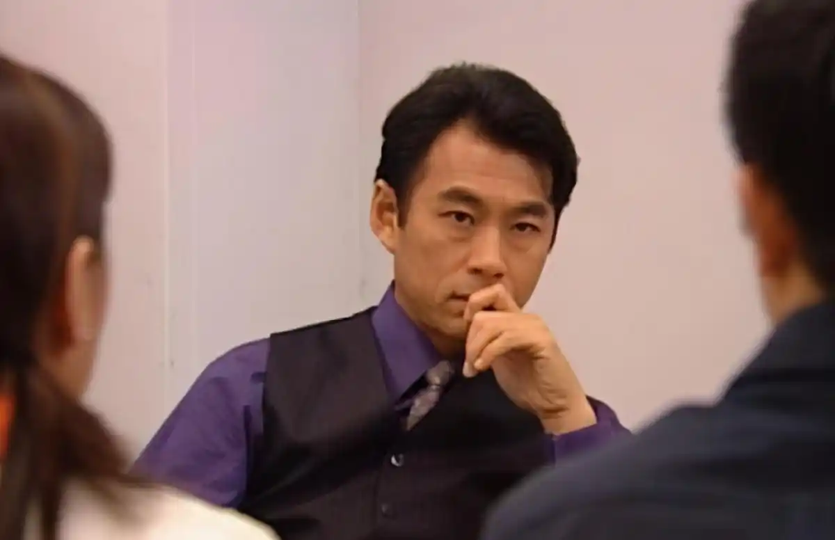 前tvb御用奸角戴志伟偷食后久违现身,一身休闲打扮完全不像60岁