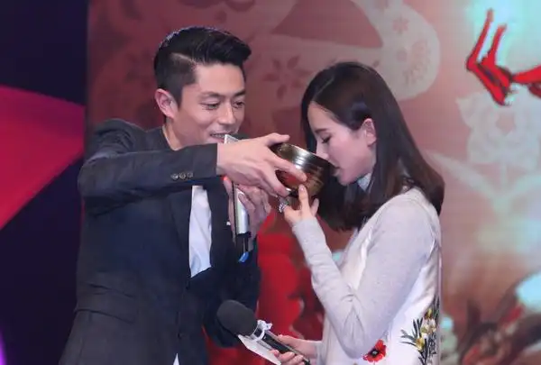 刘诗诗霍建华现身互喂食物 嘟嘴卖萌搞怪不断