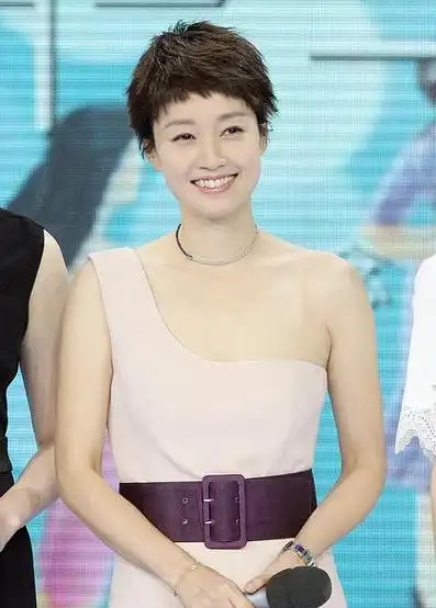 马伊琍露单肩清新优雅 眼睛笑成了一条缝