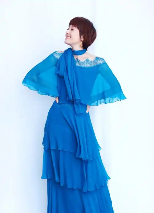 马伊琍亮相first青年电影盛典 携曹保平黄渤颁最佳导演奖