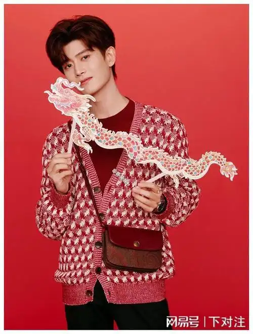 任嘉伦小年红色装备来袭红毛衣红包包手举小龙喜庆又吉祥