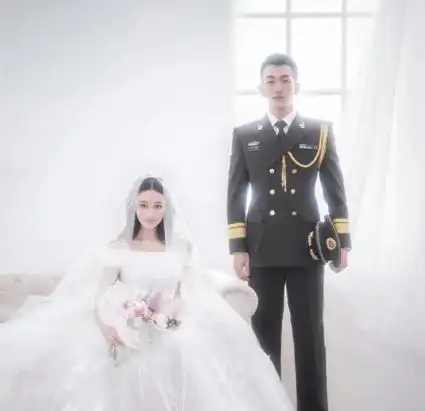 原创张馨予何捷街头被偶遇36岁何捷打扮时尚住广州15万一平富人区