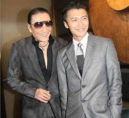 尽管父亲谢贤身高达到了一米七九,但这对父子站在一起时,身高却几乎