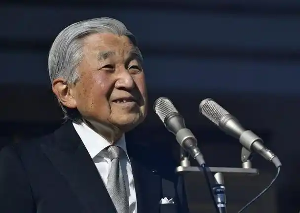 1992年明仁天皇首次访华,宴会上看到大闸蟹,为何要求赶紧撤掉?