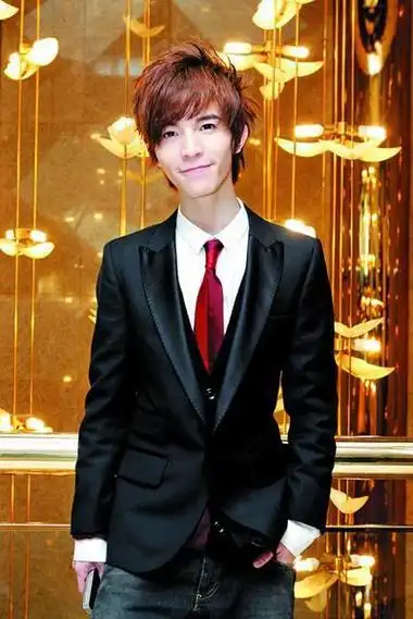 郭敬明到底多高?与助理同框成最萌身高差,网友:腿在哪?_网易订阅