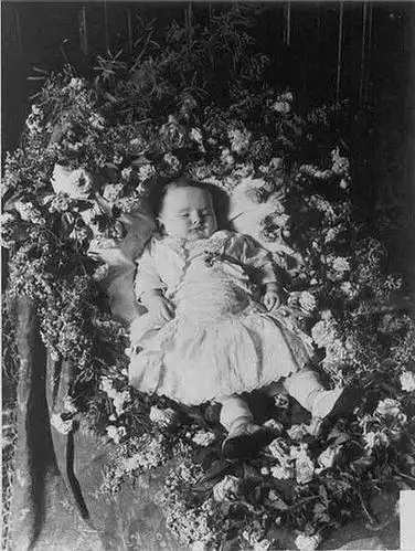 诡异又温馨的死人艺术照_照片