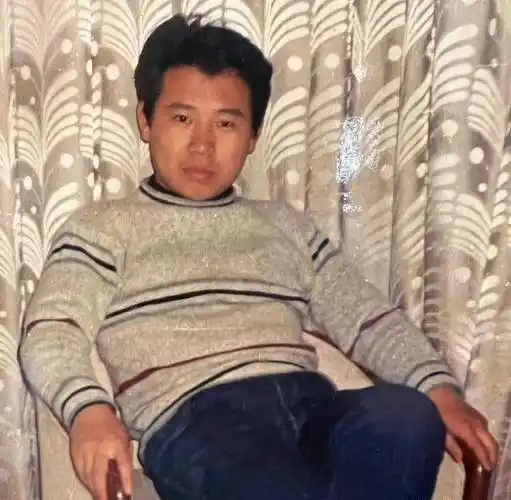 郭德纲晒年轻时的照片,眼神深邃头发浓密翘着二郎腿十分有范_麒麟