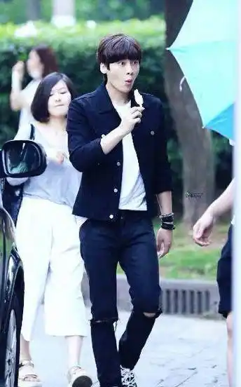 边吃小布丁边走路的李易峰真的好萌,网友:什么牌子的冰棍,好像吃啊?