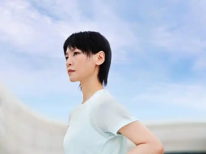 周笔畅代言 hoka one one 正式官宣!