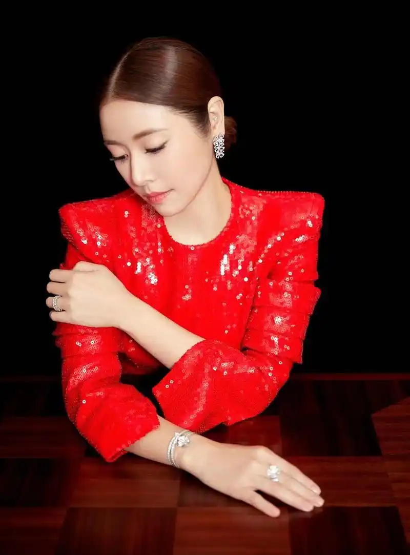 组图:林心如红色亮片裙展窈窕身姿 利落盘发搭精致饰品干练大气