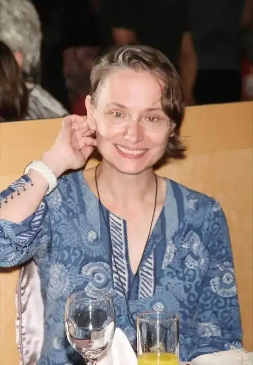 康粹兰白发背布袋,沧桑容貌酷似70岁老太_生活_网友