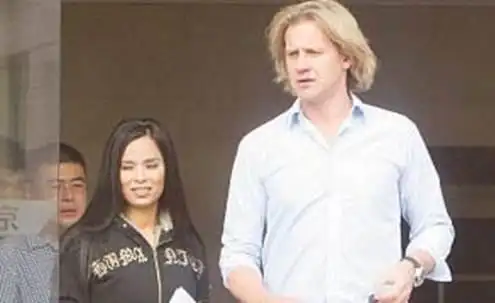 54岁韦唯和帅气老公生活素颜照曝光 三个儿子帅气有才 很争气