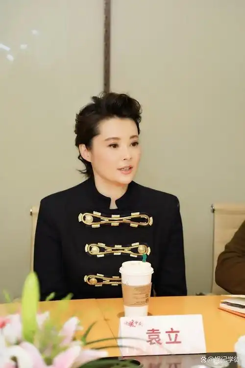 袁立近照被指认不出#导读:50岁袁立近况引猜测,身材发福小腹微凸,与