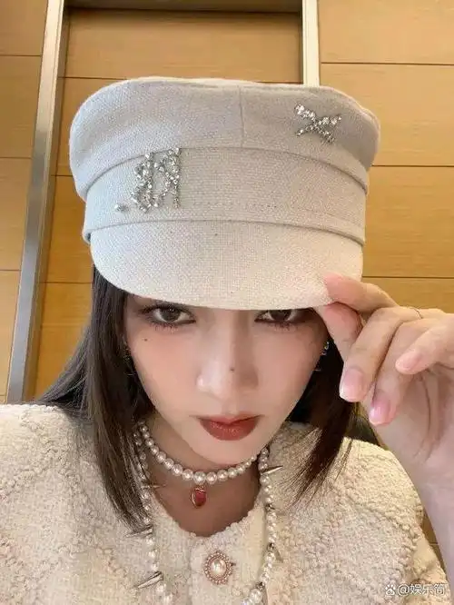 知名自媒体博主孟佳在个人社交账号上晒出了一组令人惊艳的自拍照