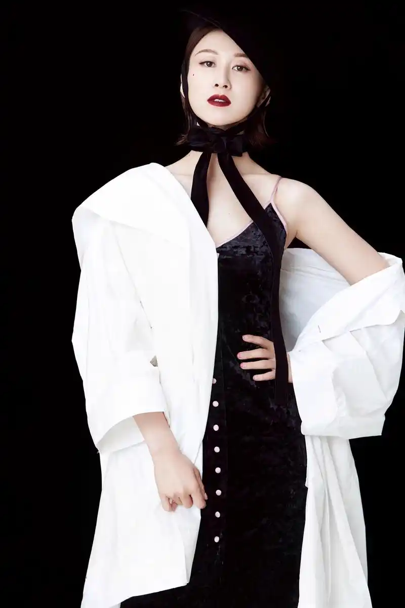 练练展现百变造型 魅惑女王变身夏日甜心