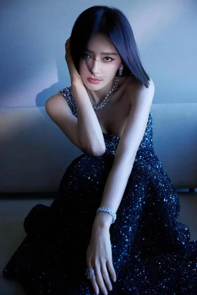 秦岚身着单肩镶钻低胸礼服裙,犹如夜幕下的星辰般耀眼璀璨.