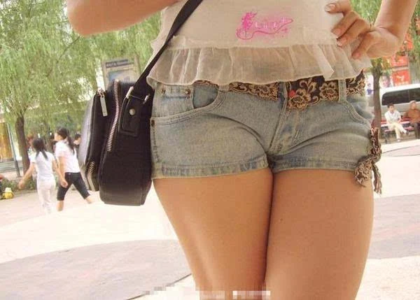 建议不要乱穿哦短裤太短也是女生特别爱犯的一个错误,这样的短裤穿了